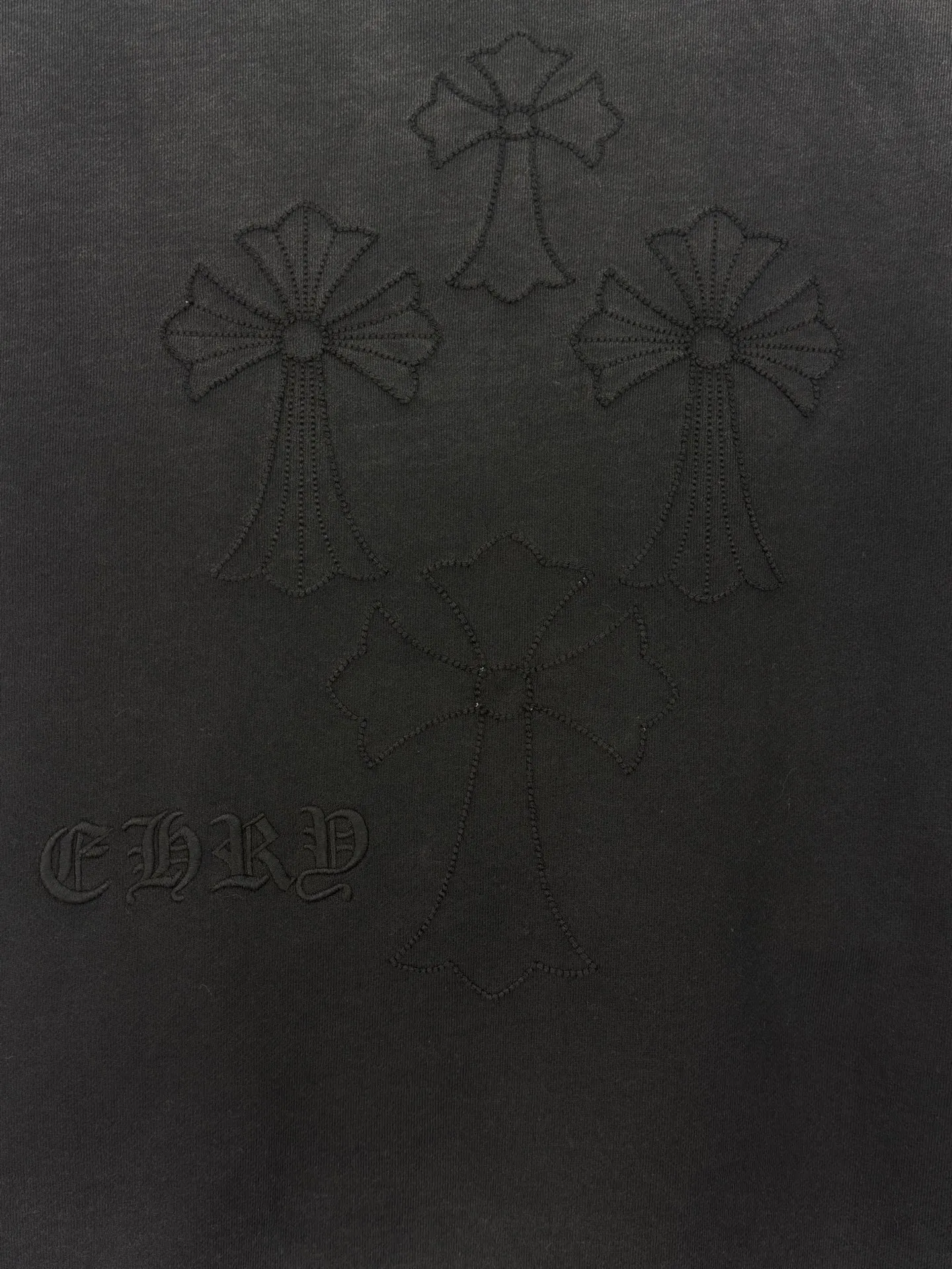 P260 top version, real shot without P, ​​different from market currency) 𝗖𝗵𝗿𝗼𝗺𝗲 𝗛𝗲𝗮𝗿𝘁𝘀/Cro Heart 2025 washed patch embroidery autumn and winter new original single counter American laser burnt 3D three-dimensional color embroidered couple casual sweatshirt 👑The highest version! Customized fabric 430g tripe terry fabric! American acid-washed and distressed original fabric laser burnt ✟appliqué embroidery and exquisite embroidery of letters! The best-selling model in the counter, very comfortable to wear. Accessories: original molded and authenticated collar label➕100% silk wash label. Genuine purchase-grade original hangtag➕matching hanging rope➕3D hanging beads➕original packaging bag. Craftsmanship: The original version has consistent wiring! The highest version of the armhole matching technique! Color: Red Black Size: S M L XL Style No.: 9309